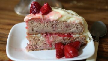Strawberry-Cake-with-Vanilla-Cream-Cheese-Frosting